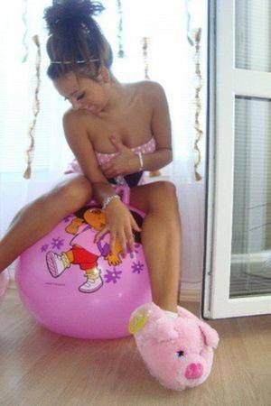 Isabella (18) in Miami, FL, adult profile photo