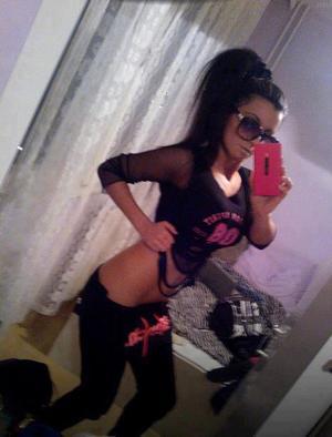 Adah from River Hills, Wisconsin is looking for adult webcam chat