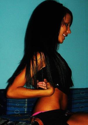 Claris from Cumberland Hill, Rhode Island is looking for adult webcam chat