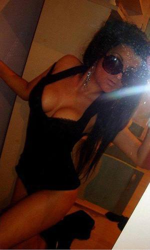 Elenore from Montville, Connecticut is looking for adult webcam chat